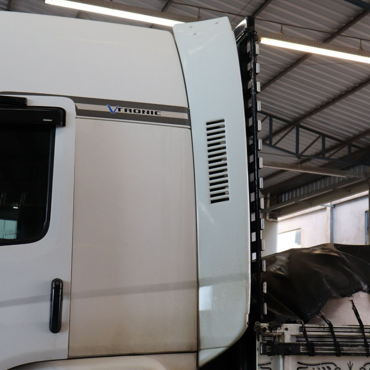 Defletor de Ar Volkswagen Constellation Cabine Alta Laterais - Rodoplast