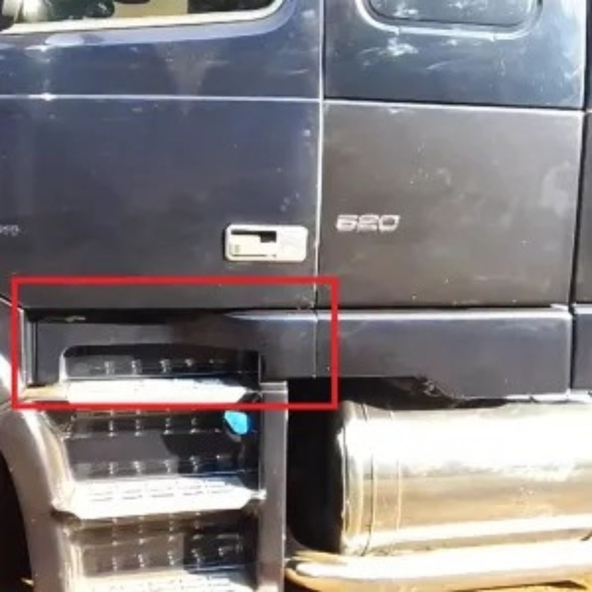 Saia Lateral Dianteira da Cabine Volvo NH