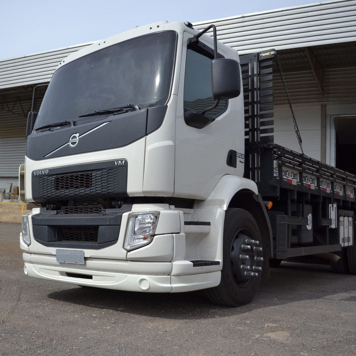 Spoiler Volvo VM modelo novo Rodoplast (Plástico)