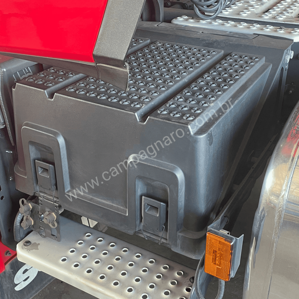 Tampa Caixa Bateria c/ Degrau Scania NTG 2019+ c/ Presilhas